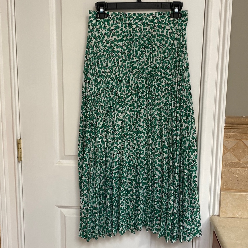 NWT Gorgeous green floral pleated skirt